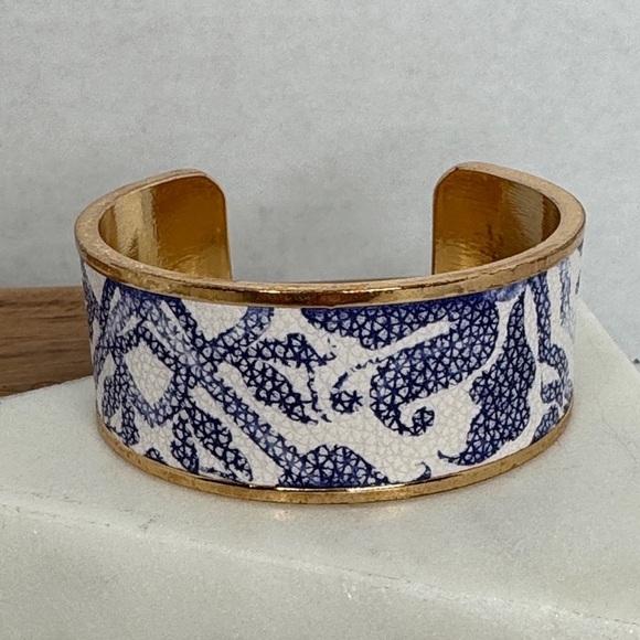 Vintage Estate Blue and White Chinoiserie Leather Open Cuff Bracelet lot C52 - Picture 3 of 8
